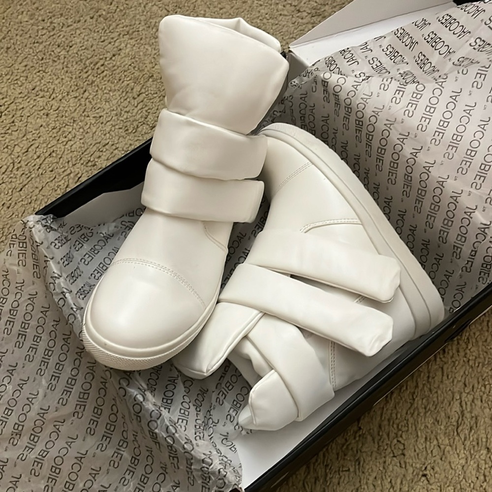 White Velcro sneakers, size 8